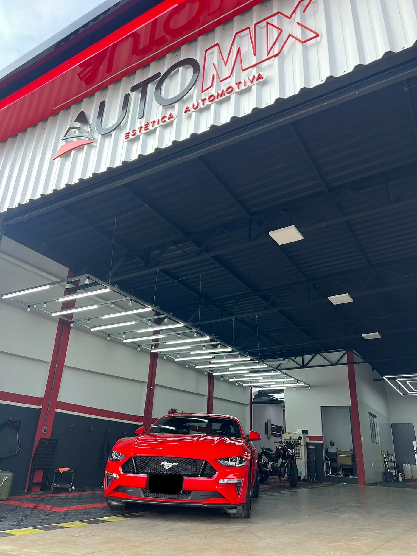Ford Mustang vermelho finalizado dentro do estúdio AUTOMIX