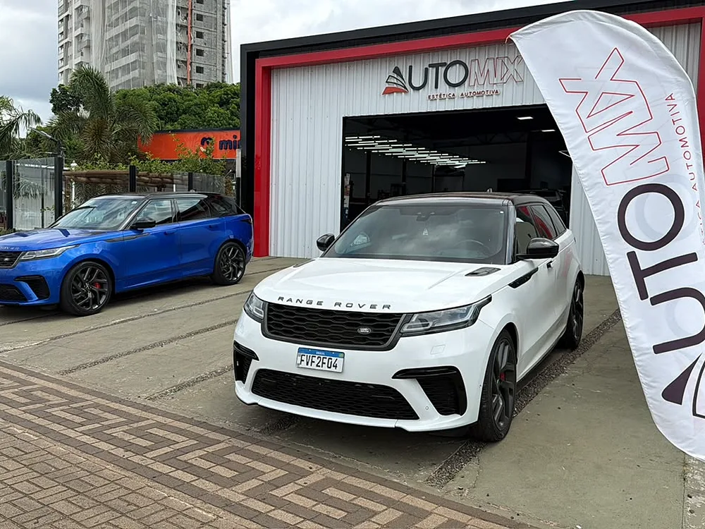 Range Rover branco e azul finalizados no pátio da AUTOMIX