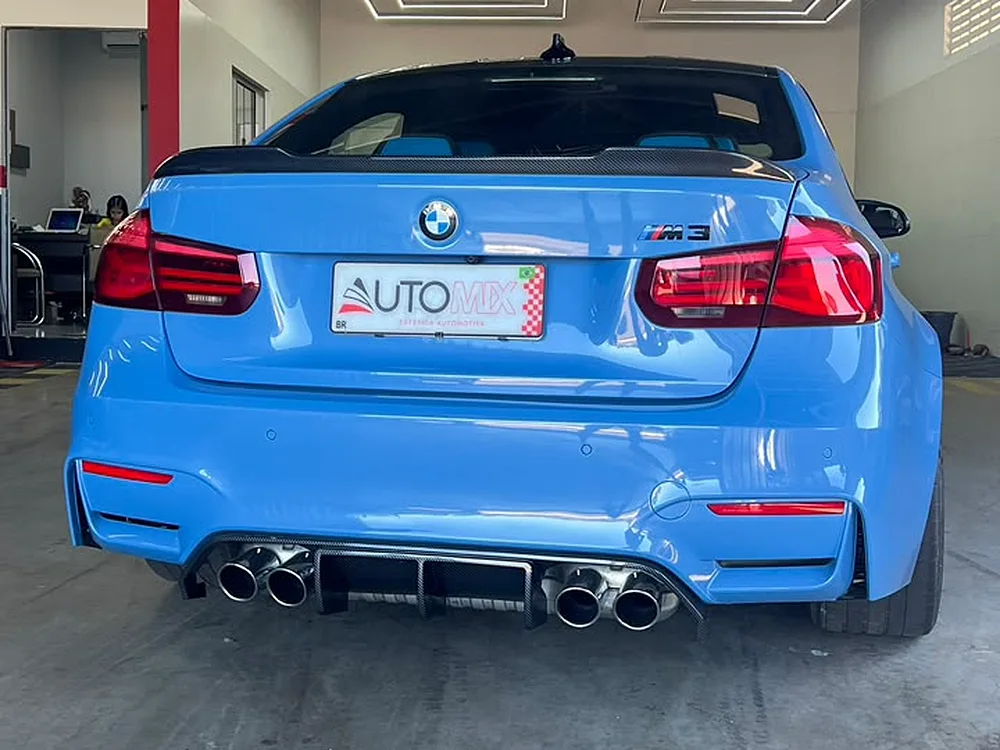 BMW M3 azul finalizada sob a iluminação do estúdio AUTOMIX