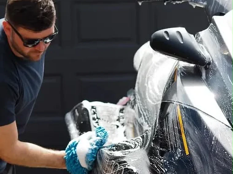 Lavagem de jet ski com luva de microfibra e espuma