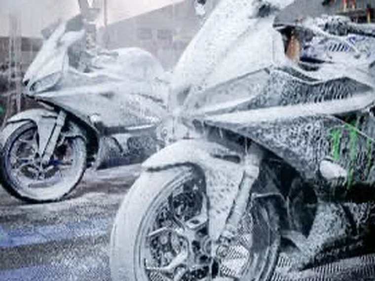 Motos cobertas de espuma durante a lavagem